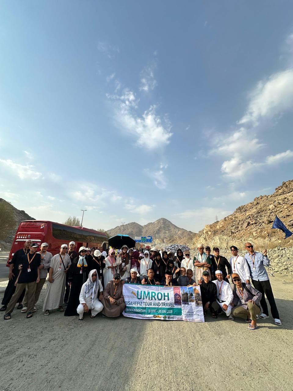 Jamaah Musahefiz Tours Travel dalam perjalanan umroh ke Tanah Suci